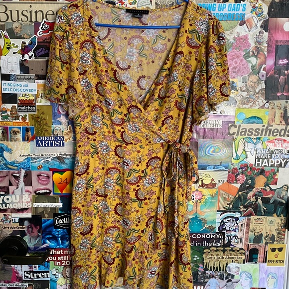 Sanctuary Dresses & Skirts - Sanctuary Yellow Sunrays Printed Wrap Dress